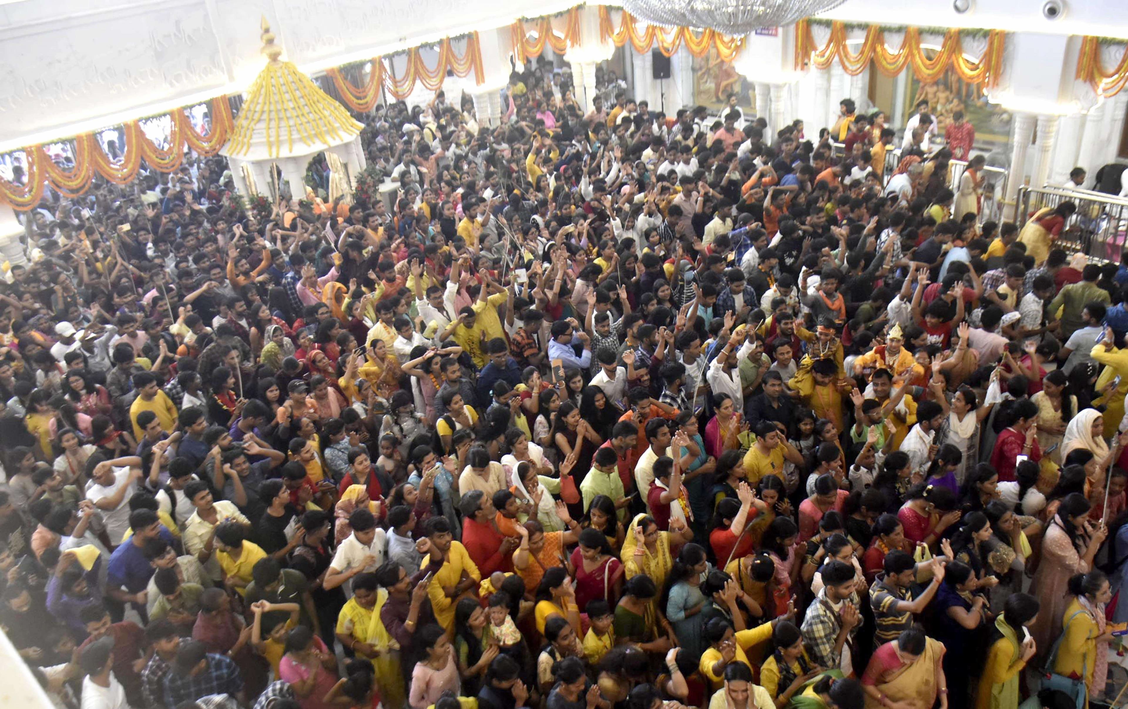  पटना के इस्कॉन मंदिर में इस दौरान सुबह से ही भक्तों की भीड़ उमड़ी रही। बड़े-बूढ़ों और बच्चों ने सभी ने श्रद्धाभाव से भगवान स्मरण किया।