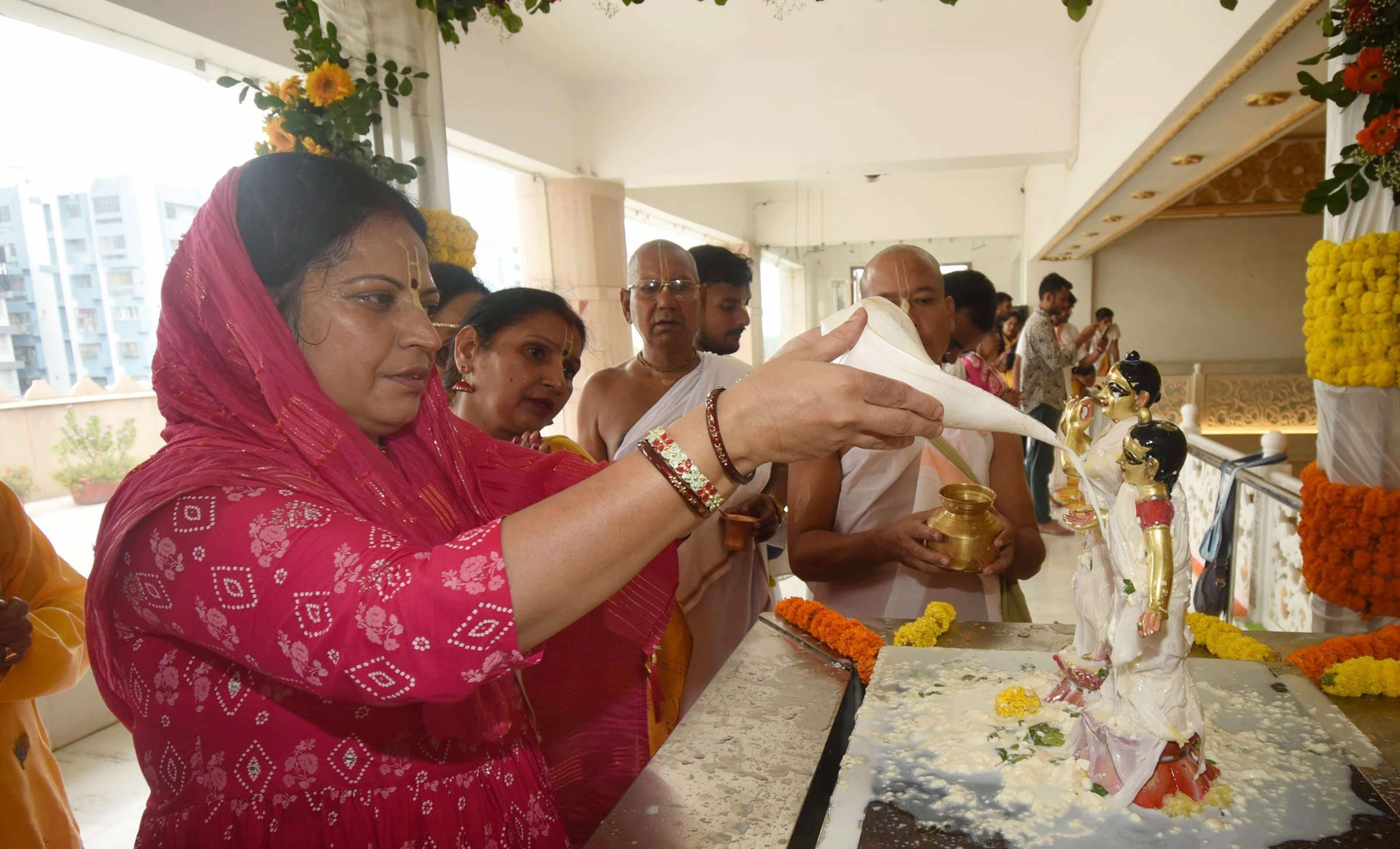 लोगों ने व्रत-उपवास कर भगवान के भजन किए। वहीं, मंदिरों में सुबह से ही श्रद्धालुओं का तांता लगा रहा।