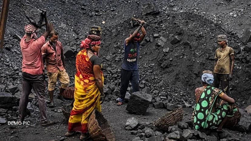 एक मजदूर की जान की कीमत सिर्फ  25 हजार रुपए, कोयला खदान में इस हालत में कर रहे काम, डराने वाली रिपोर्ट
