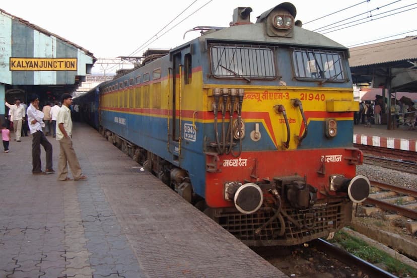 kalyan_station_railway_train.jpg