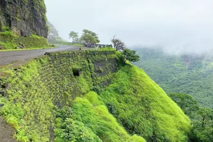 ghat_pune_varandha_ghat_accident.jpg