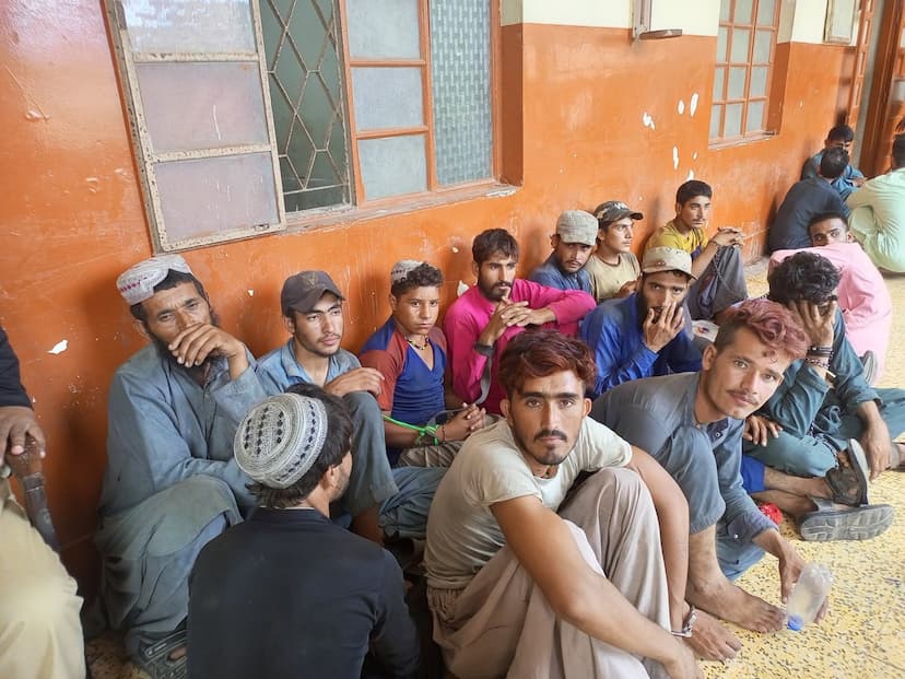 arrested_afghan_refugees_in_pakistan.jpg