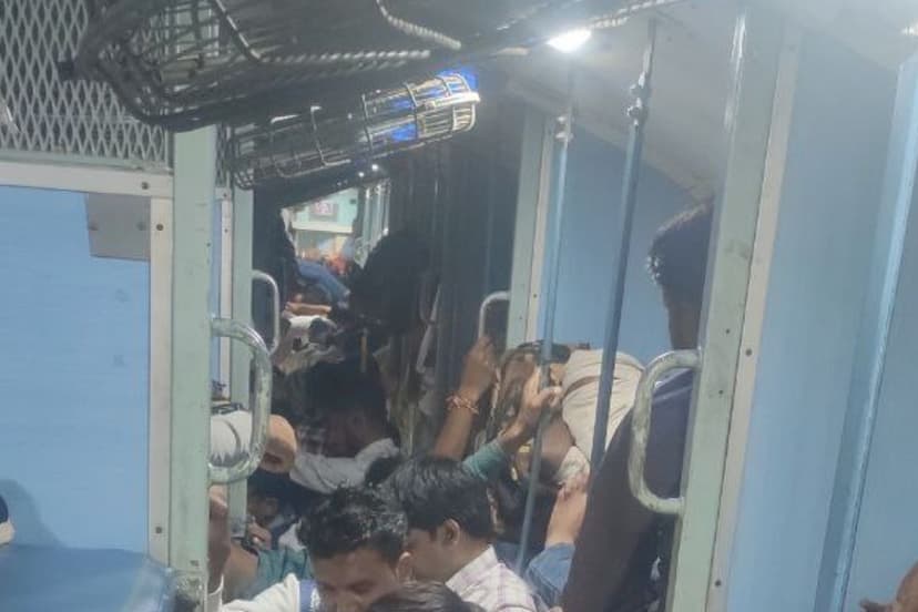 Diwali Crowd in train