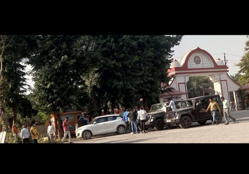 गोरखपुर यूनिवर्सिटी में अनुशासन तार तार, मनबढ़ो ने गेट पर ही गाड़ी के बोनट पर काटा केक, जमकर हुई हुल्लड़बाजी