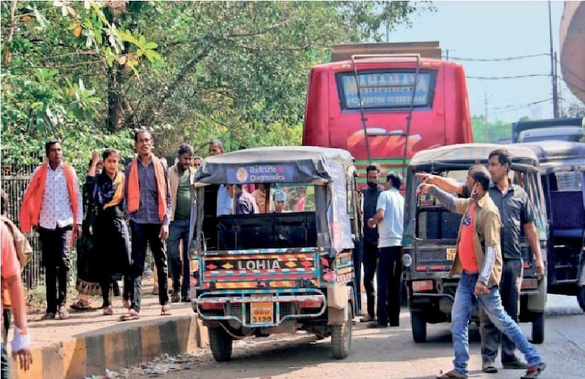 गिनती की बसों के चलने और भारी भीड़ देखकर यात्रियों ने ऑटो में किया सफर