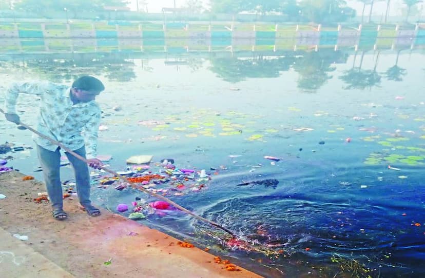 साफ-सफाई के अभाव में बूढ़ा तालाब में जाकर महिलाएं करेंगी पूजा