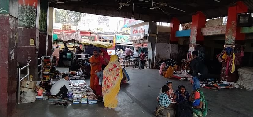  यात्री प्रतीक्षालय में दुकानदारों का कब्जा