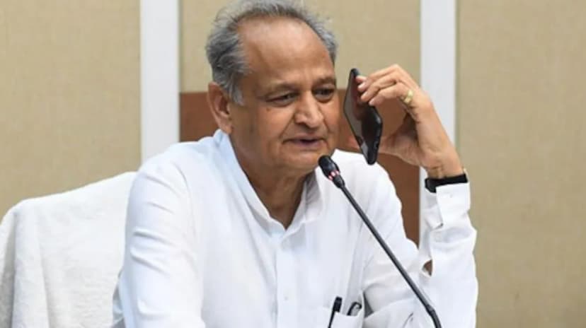 ashok_gehlot_on_phone.jpg