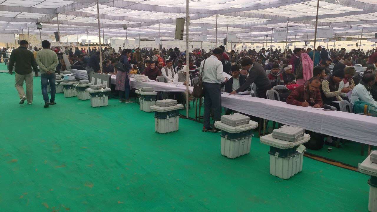 Employees leaving for polling station from Rajasthan College