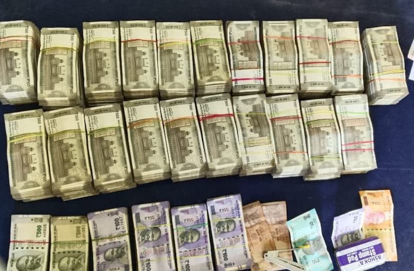 More than Rs 54 lakh seized from car in Dungarpur