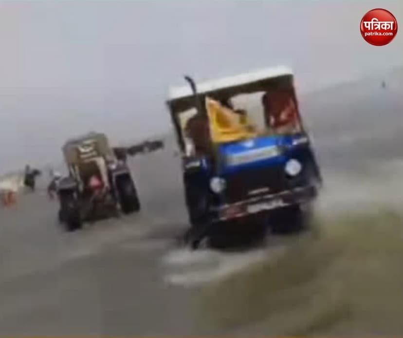 Hapur Youths performed stunts with tractors in river Ganga in Kartik fair