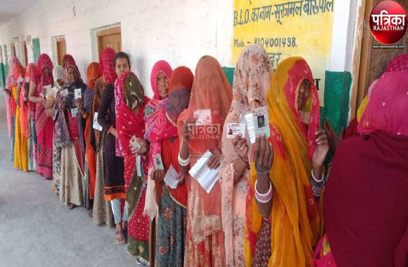 मारवाड़ जंक्शन के महात्मा गांधी राजकीय विद्यालय में बूथ पर मतदान करने पहुंची महिलाएं।