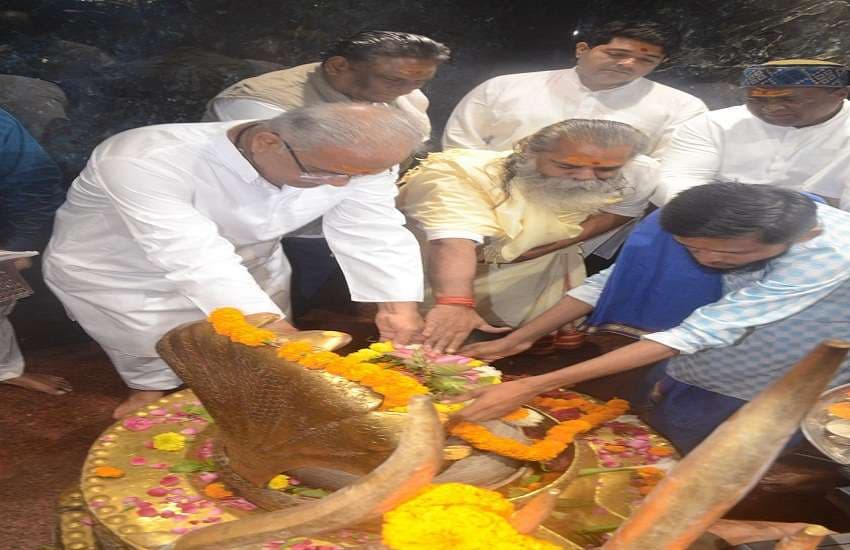 स्नान के बाद सीएम बघेल ने महादेव घाट के मंदिर में पूजा की 