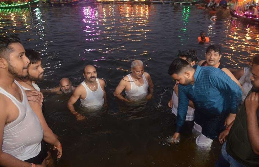 मुख्यमंत्री भूपेश बघेल के साथ कांग्रेस कार्यकर्ताओं ने महादेव घाट में किया कार्तिक स्नान 