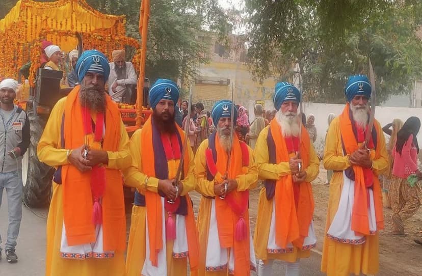 गुरु नानक देव जी के प्रकाश पर्व पर निकला नगर कीर्तन