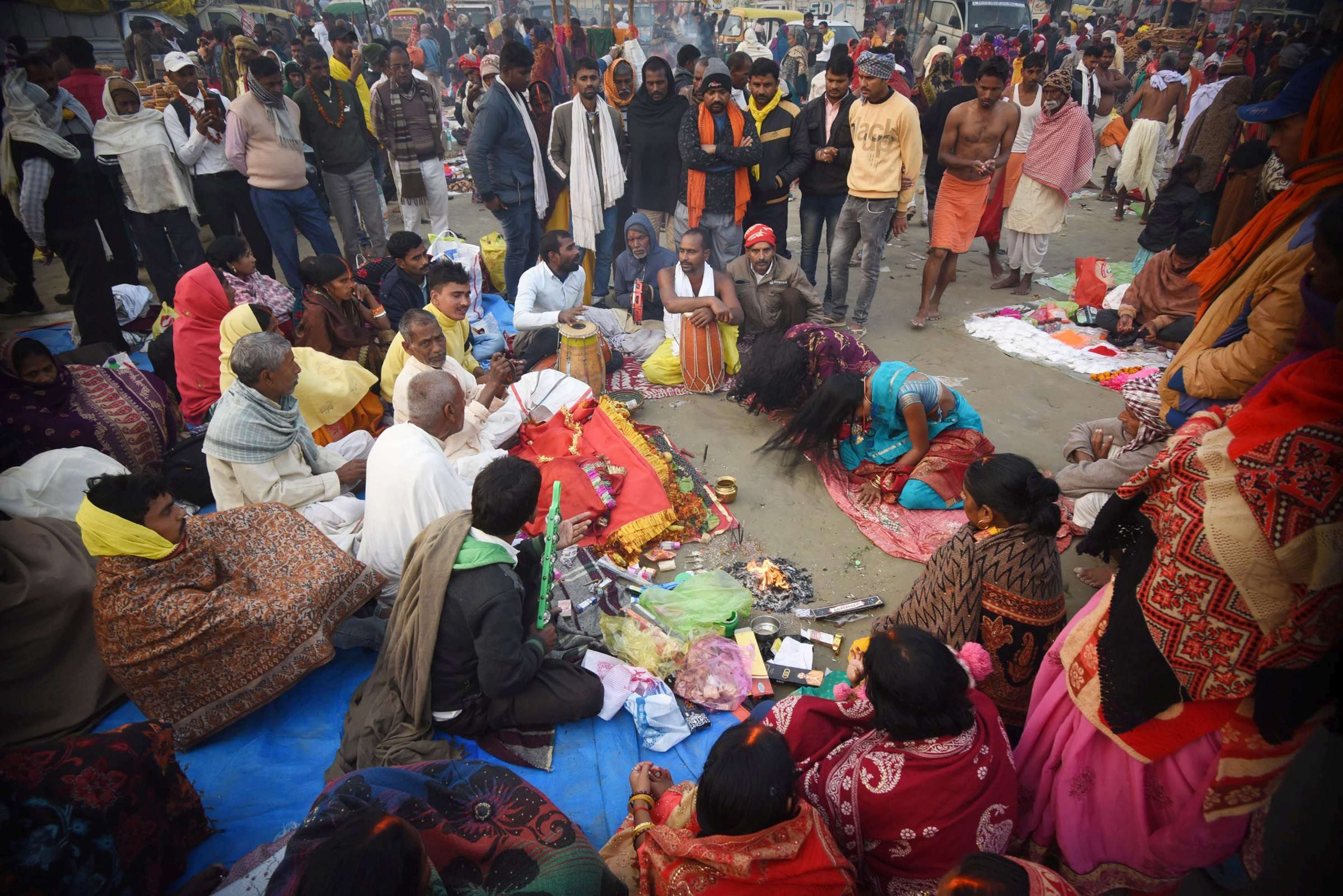 Bihar News: कार्तिक पूर्णिमा के अवसर पर सोमवार को पटना में श्रद्धालुओं ने गंगा नदी में पवित्र डुबकी लगाने के बाद पूजा-अर्चना की। गंगा स्नान के बाद दीप दान करना दस यज्ञ के बराबर माना जाता है। देव दीपावली के दिन अन्न, धन, वस्त्र और घी आदि दान करने से कई गुना फल मिलता है। श्रद्धालु पूर्णिमा के दिन गंगा स्नान के बाद श्री सत्यनारायण भगवान की कथा का श्रवण, गीता पाठ, विष्णु सहस्त्रनाम का पाठ व 'ॐ नमो भगवते वासुदेवाय' का जप करके पापमुक्त-कर्जमुक्त होकर भगवान विष्णु की कृपा पाएंगे। स्नान के बाद अर्घ्य, तर्पण, जप-तप, पूजन, कीर्तन और दान करने से स्वयं भगवान विष्णु पापों से मुक्त करके जीव को शुद्ध कर देते हैं।