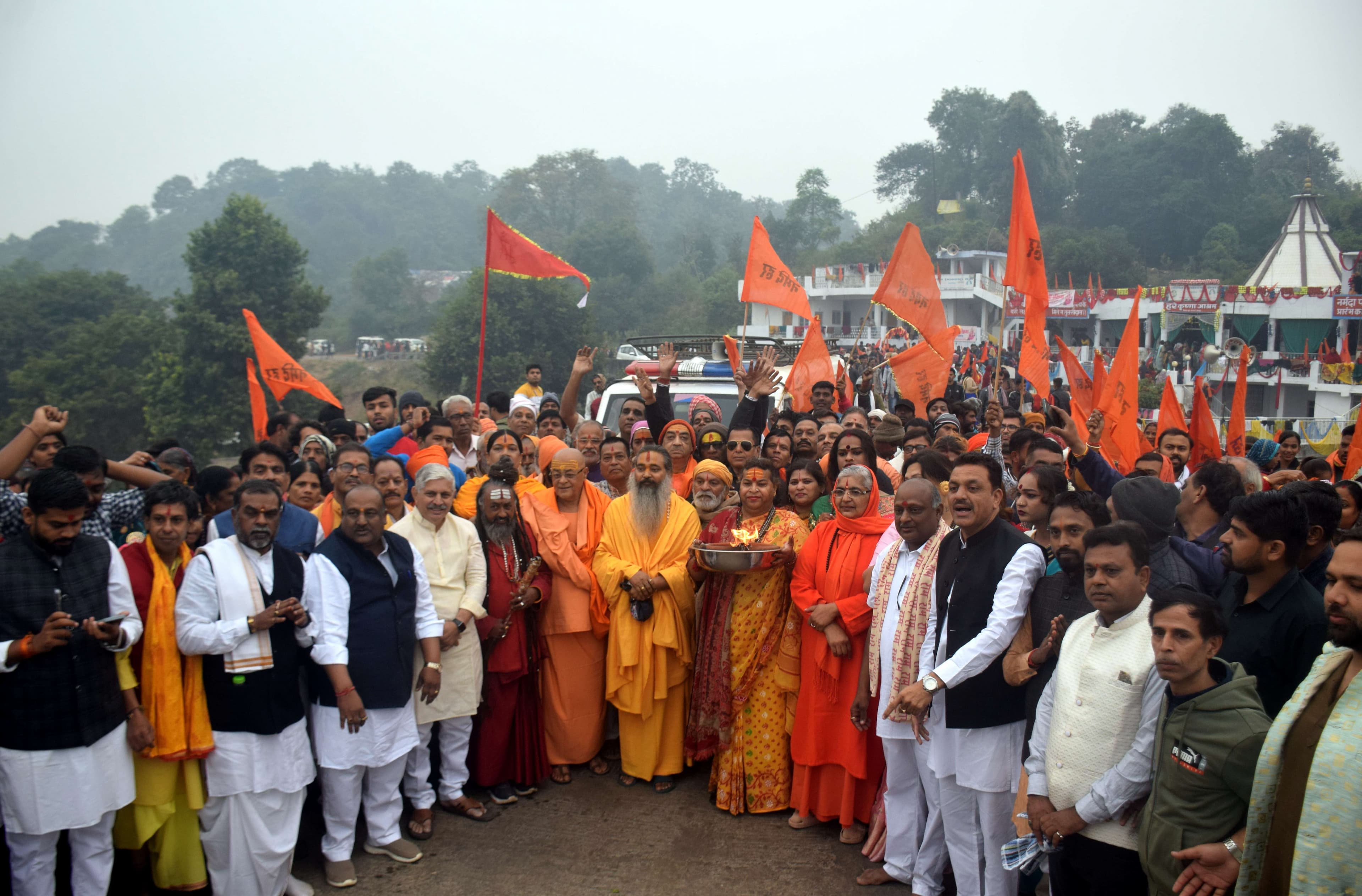 पॅचकोषी यात्रा मे हजारो श्रद्वालू   