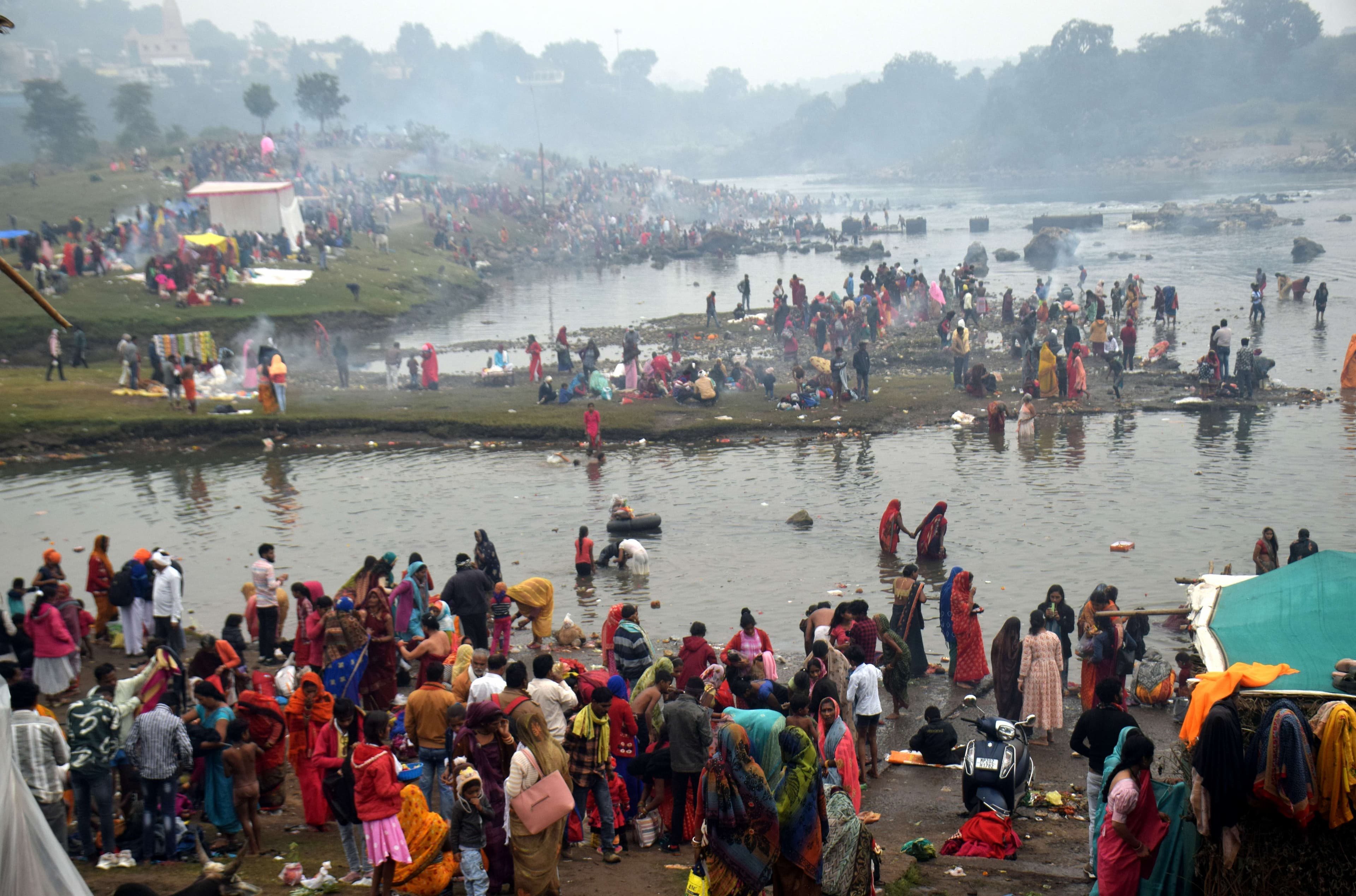 पॅचकोषी यात्रा मे हजारो श्रद्वालू  