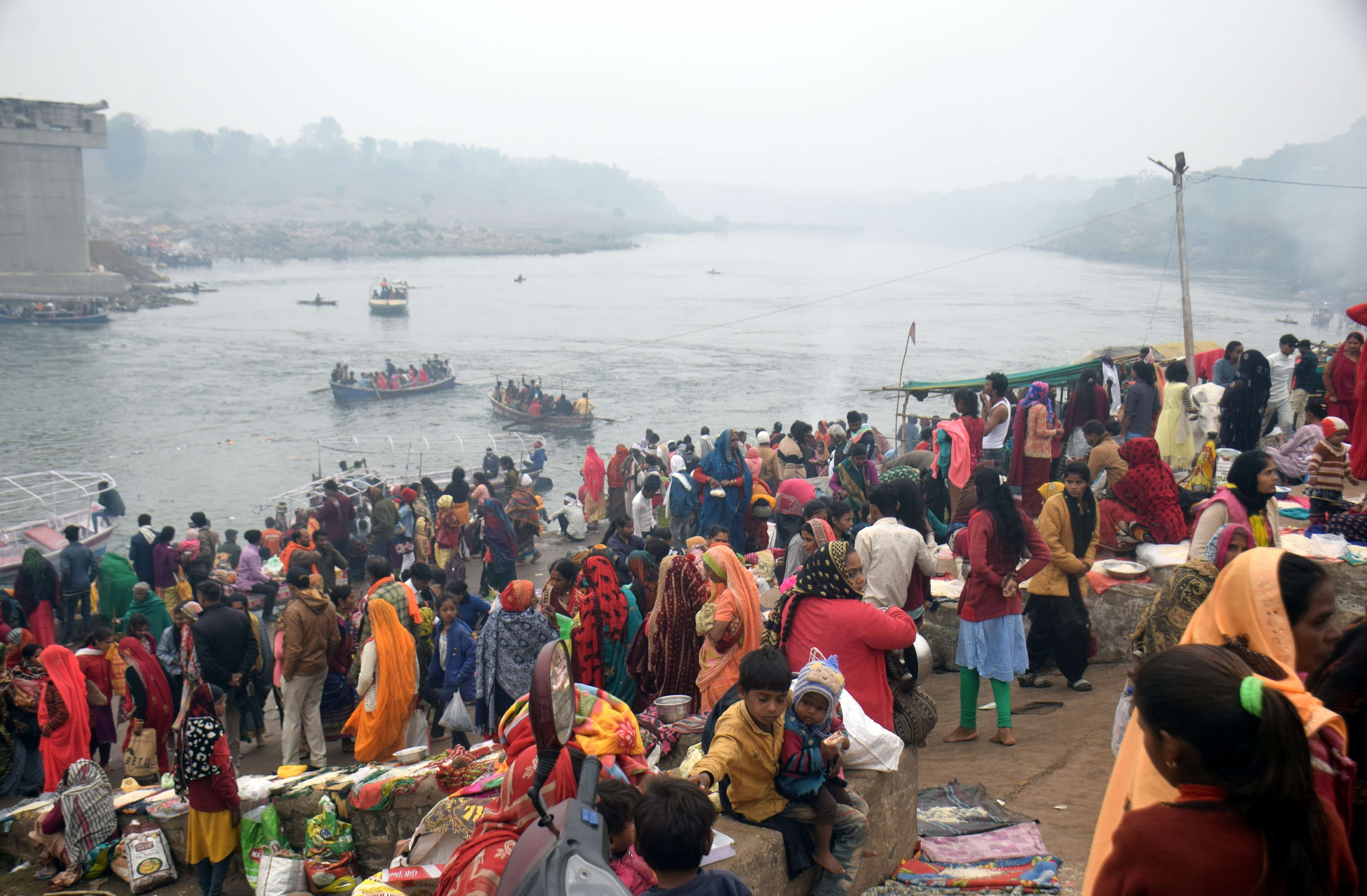 पॅचकोषी यात्रा मे हजारो श्रद्वालू   