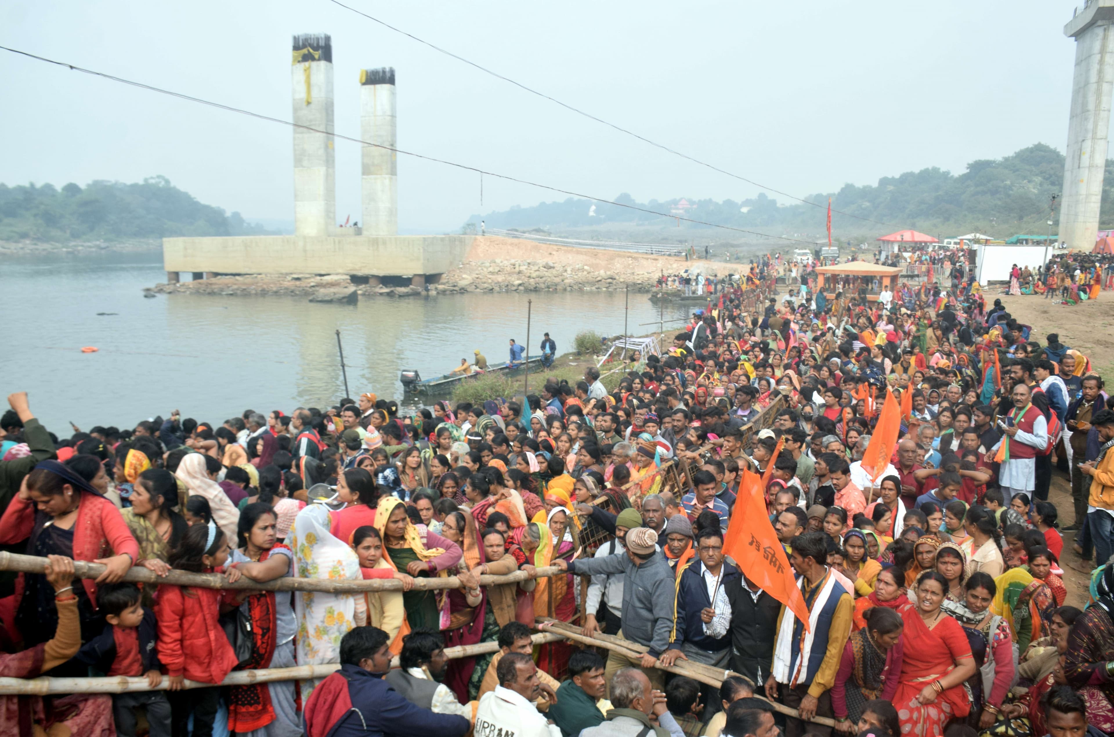 पॅचकोषी यात्रा मे हजारो श्रद्वालू   