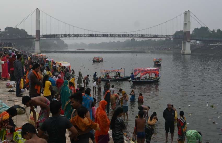 रायपुर। खारुन नदी महादेव घाट पर श्रद्धालुओं का जनसैलाब उमड़ा हुआ था। रविवार की सुबह से भारी भीड़ तट पर डूबकी लगाते दिखाई दी। सहपरिवार नदी के घाट पर लोग पहुंचे थे। 