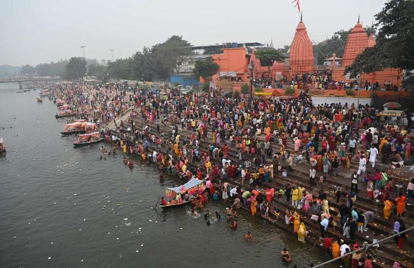  नदी के दोनों ओर के घाट पर जनसमुदाय की भीड़ थी। स्नान कर दीपदान करने की परम्परा को लोग निभा रहे थे।