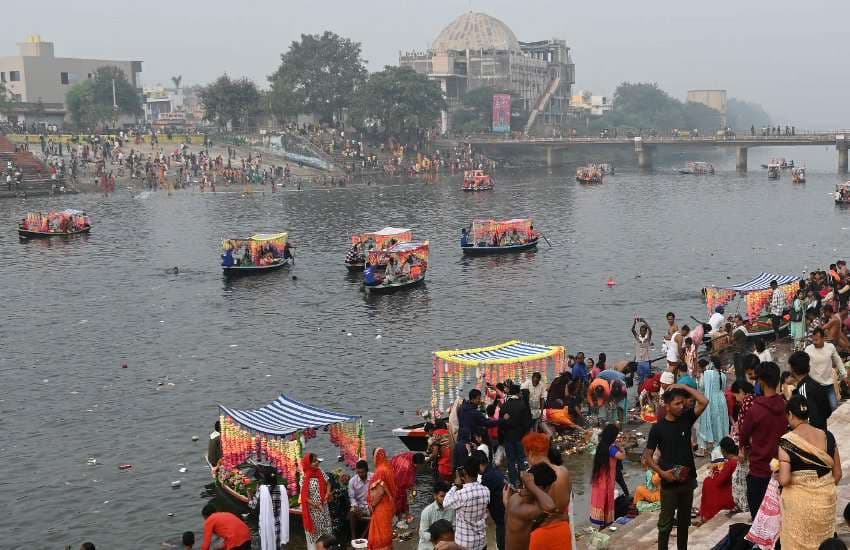  इसके पश्चात मंदिर दर्शन के लिए श्रद्धालुओं की कतार लगी हुई थी। इस अवसर का लाभ उठाते हुए लोग नौकायान और लक्ष्मण झूले का आनंद ले रहे थे।