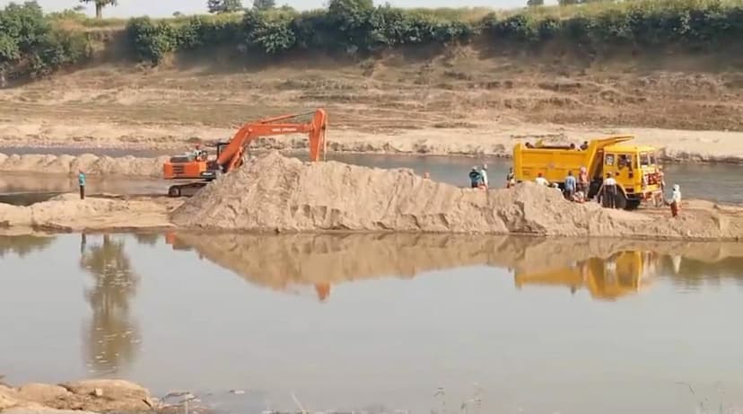 Sand thieves spoil the appearance of rivers and drains