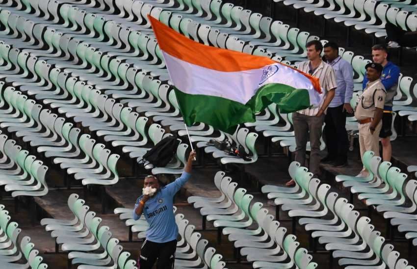 किक्रेट ​मैदान में भारतीय टीम के प्रे​क्टिस के समय समर्थक तिरंगा झंण्डा लहराता हुआ। 