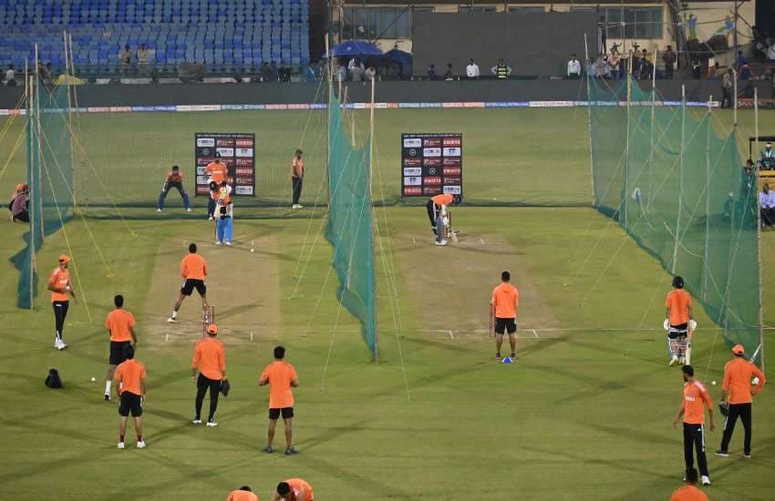 भारत और ऑस्ट्रेलिया के खिलाडि़यों ने इसके पूर्व नेट प्रेक्टिस किया। गुरुवार की दोपहर के 1 बजे ऑस्ट्रेलिया की टीम स्टेडियम पहुंची थी। वही भारत की टीम शाम के 5 बजे पहुंची थी। भारतीय टीम नेट प्रेक्टिस पूर्व फुटबाल खेलते नजर आई।