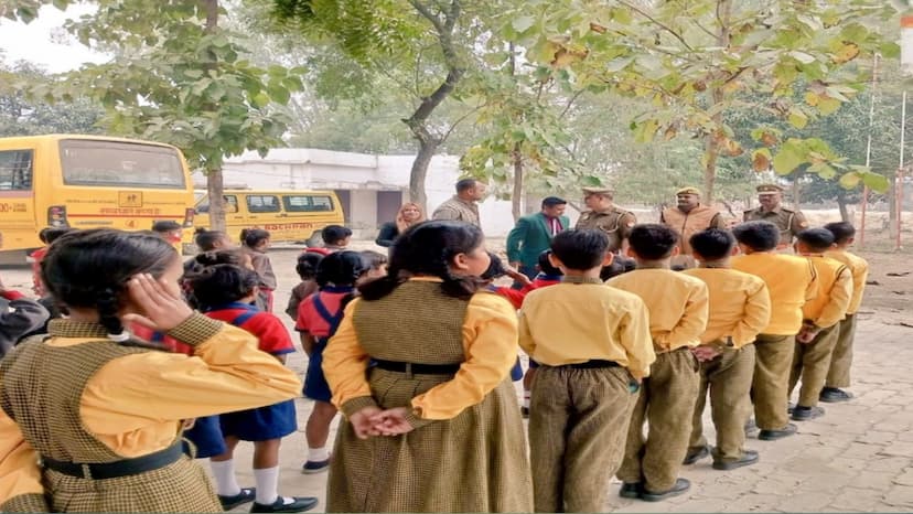 बच्चों ने थाने पर लगाई पाठशाला