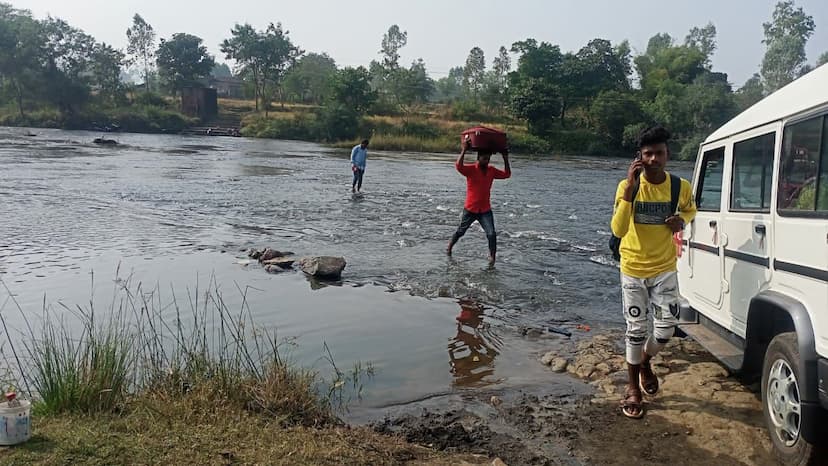 Villagers are crossing rivers and drains to reach the city from village, problems increase during rains.
