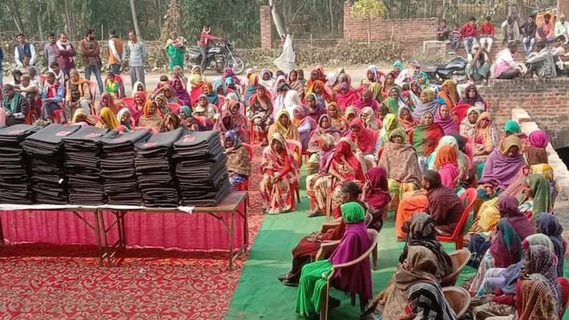 उन्नाव: कड़कड़ाती ठंड में कंबल पाकर जरूरतमंद बोले, जाड़े में ठिठुरने से बच गये