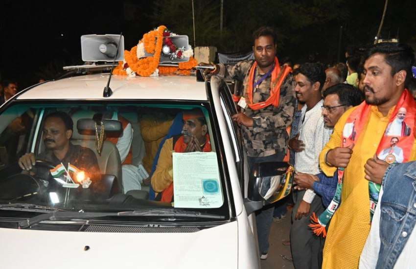 रायपुर प​श्चिम में जीत के बाद राजेश मूढ़त अपने समर्थकों का अ​​भिवादन करते हुए