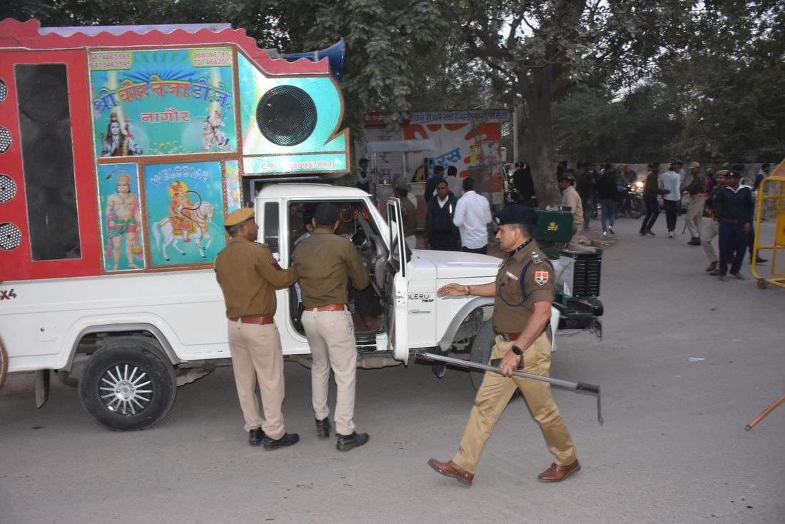 डीजे देखकर एसपी हुए गुस्सा, पुलिस के जवानों ने भांजी लाठियां