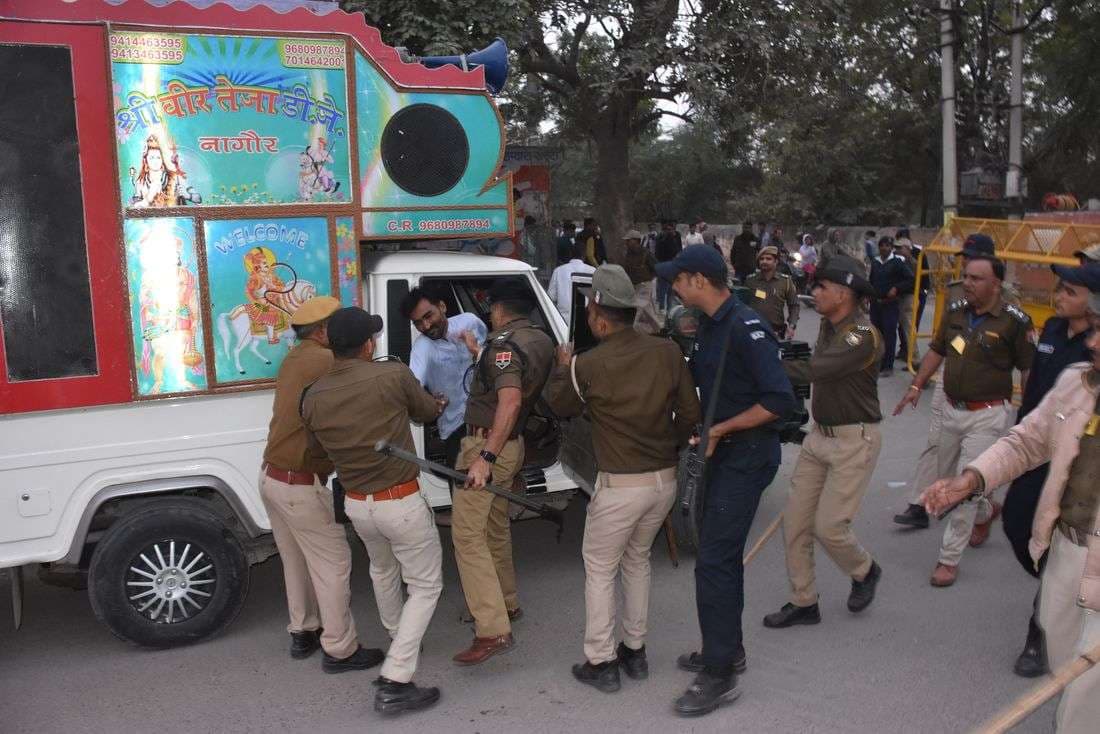 डीजे देखकर एसपी हुए गुस्सा, पुलिस के जवानों ने भांजी लाठियां