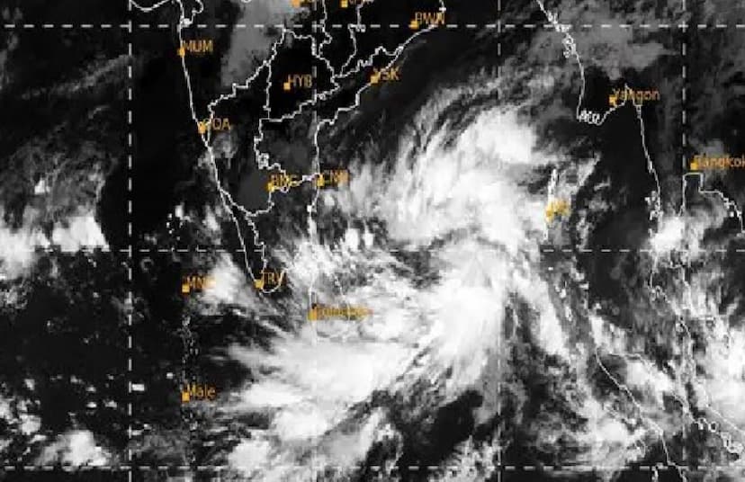 Weather News: तस्वीरों में देखें तमिलनाडु में भारी बारिश का मंज़र...