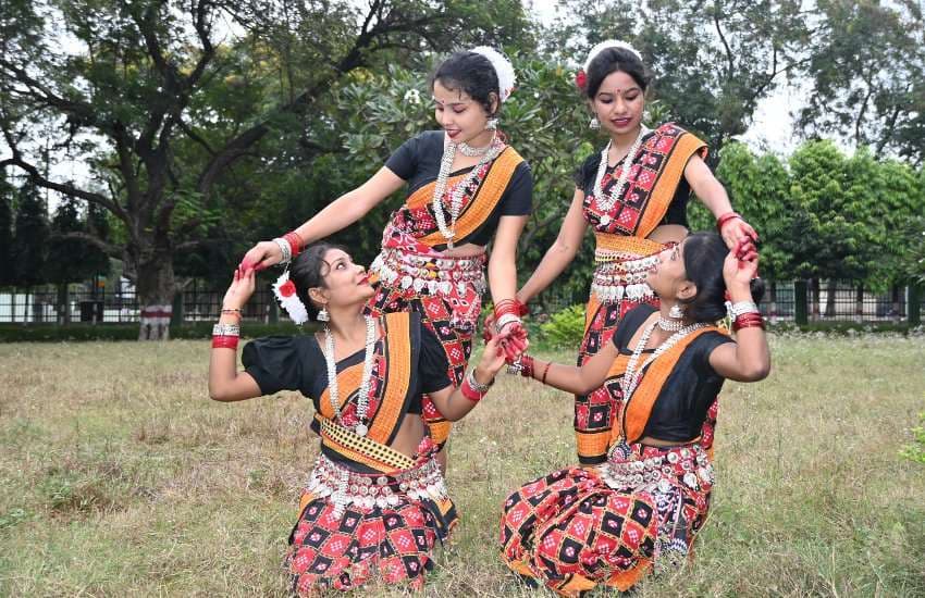 कई छात्र-छात्राएं प्रतियोगिता पूर्व प्रागंण में तैयारी कर रहे थे। रायपुर के अलावा धमतरी, गरियाबंद, बलौदाबाजार, महासमुंद जिले के छात्रों ने इसमें भाग लिया है।