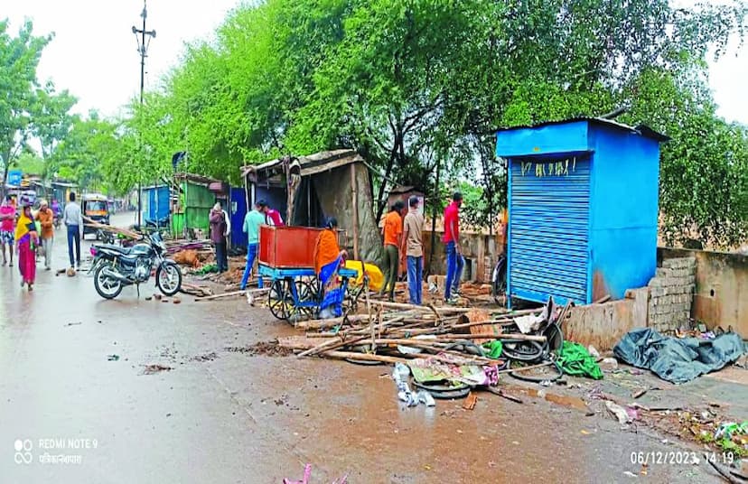 आचार संहिता हटते ही प्रशासन हरकत में, बुलडोजर से चखना दुकानों को कर दिया नेस्तनाबूद