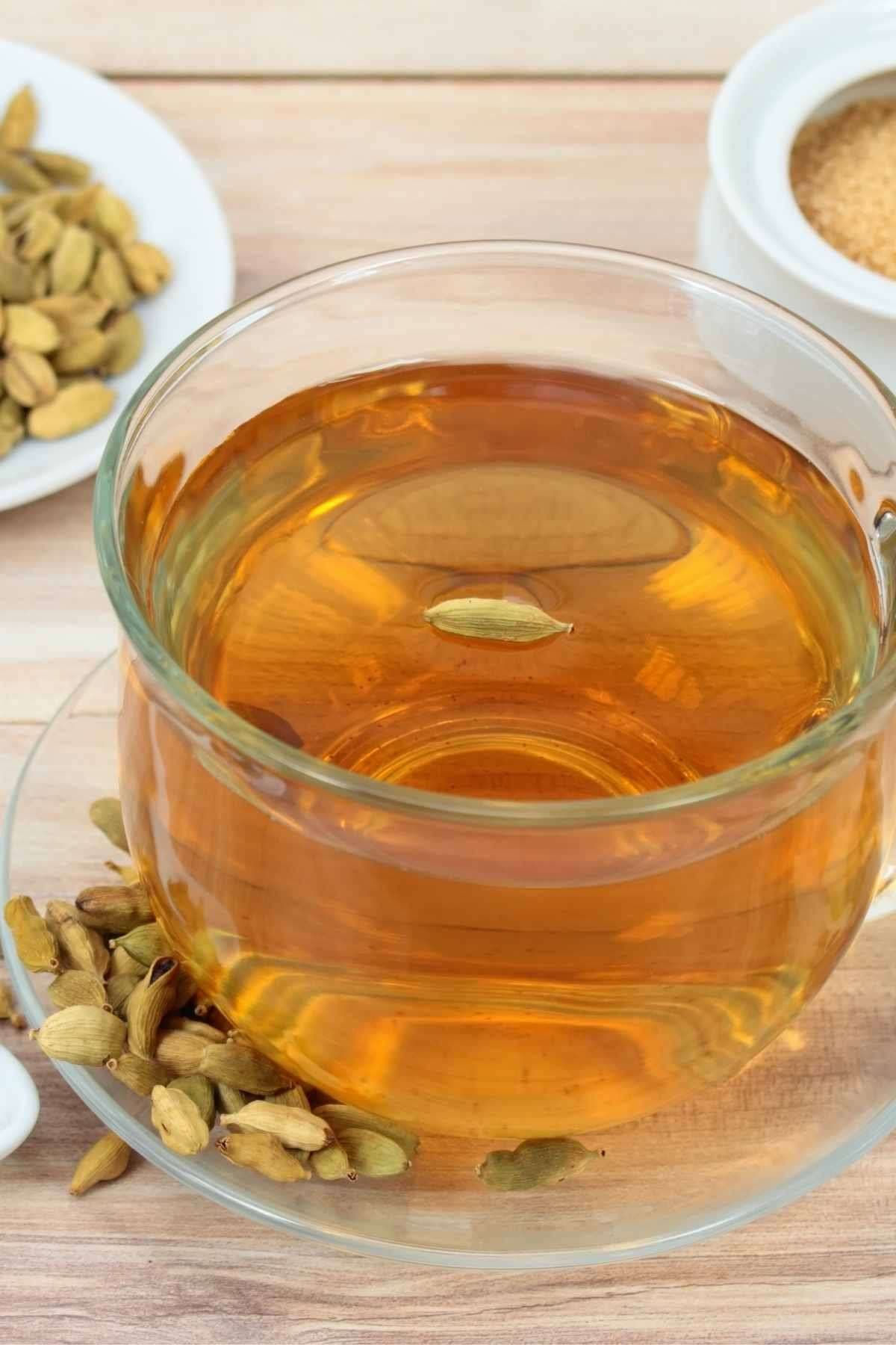 हम इलायची नॉर्मल चाय में भी डालते हैं, लेकिन यदि आप सिर्फ इलायची की चाय पीएंगे, तो ज्यादा फायदे में रहेंगे