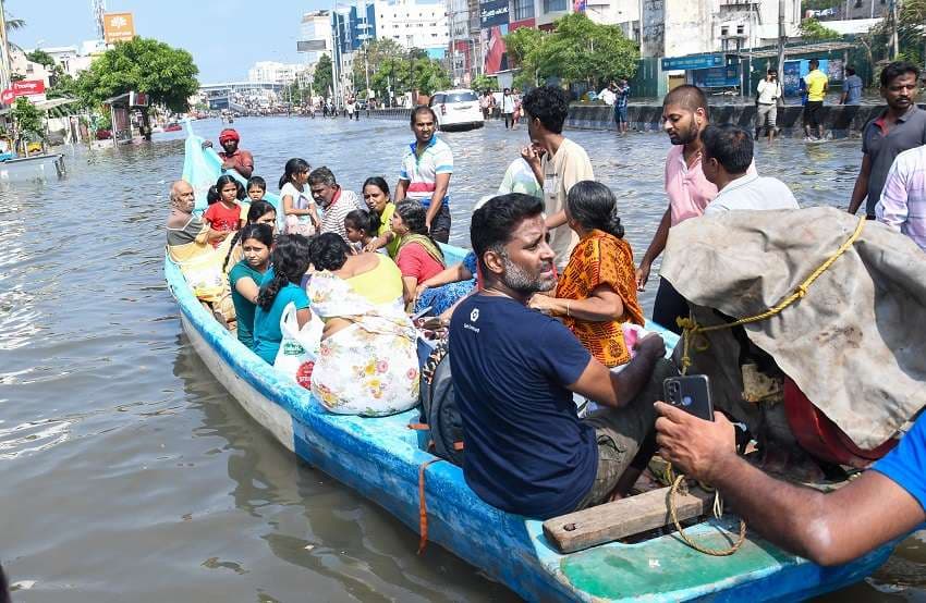 people rescued by boats