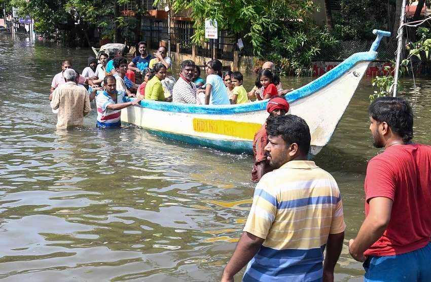 people rescued by boats