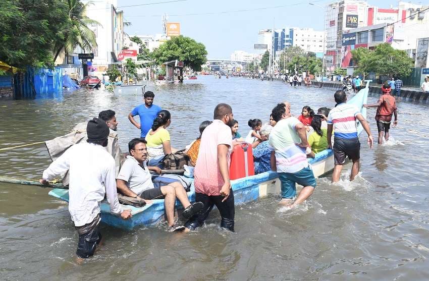 people rescued by boats