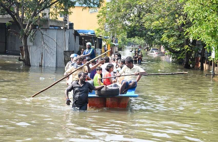 people rescued by boats