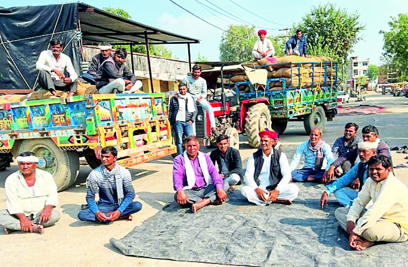 मूंग-उड़द की खरीद का नहीं खुला रास्ता, धरने पर बैठे किसान