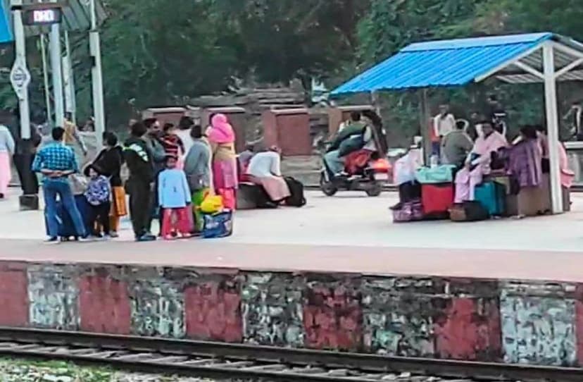 Scooty runs from FOB to platform, chaos continues at railway station