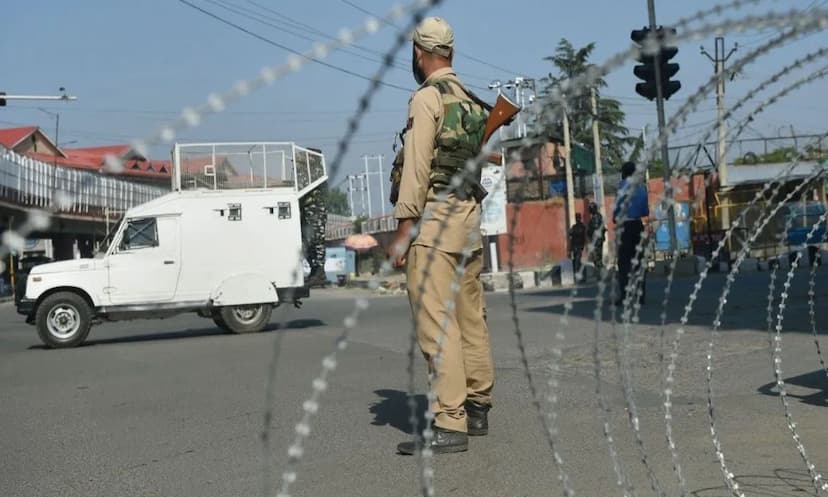 heavy_security_forces_deployed_in_kashmir0.jpg