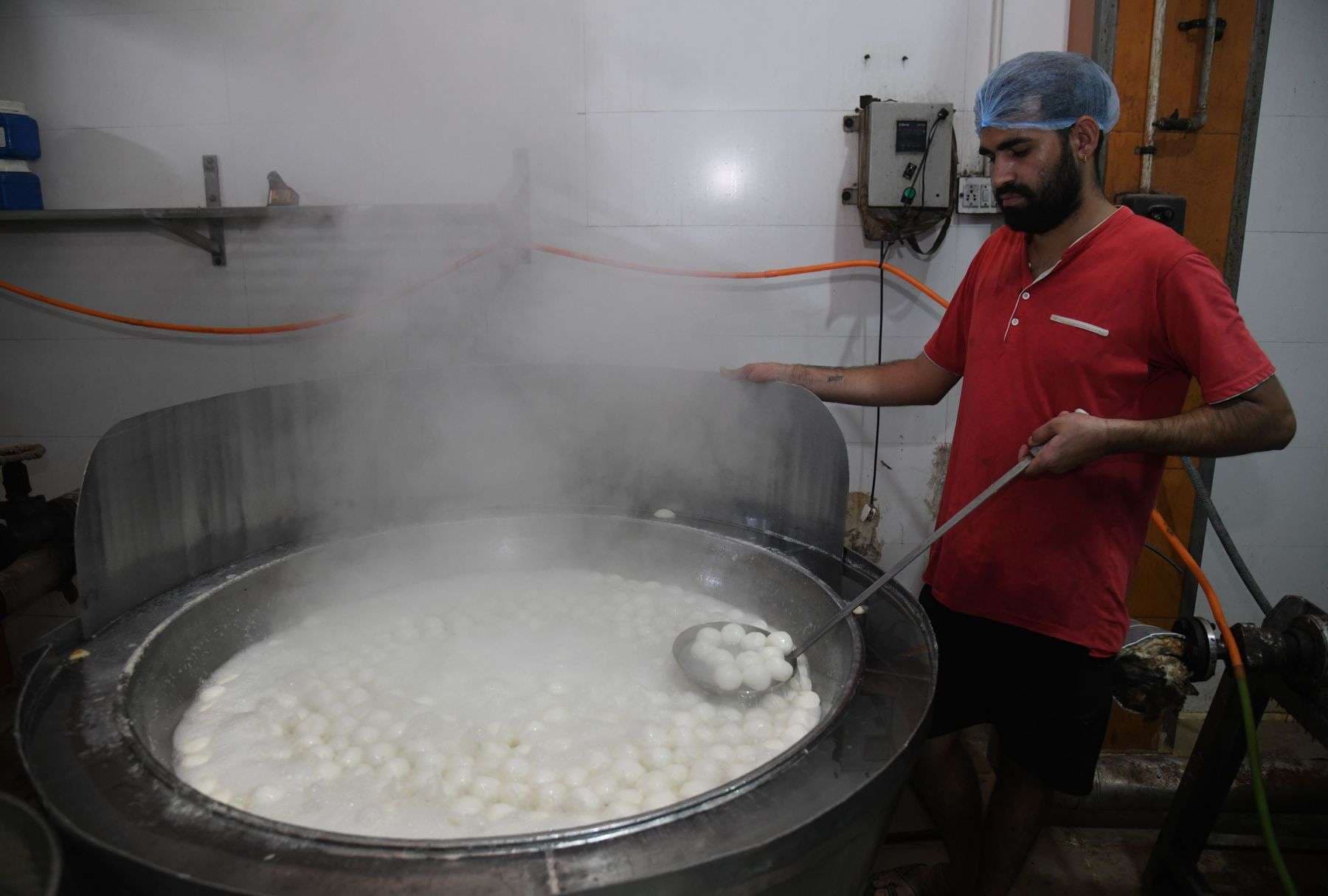 Rasgulla from Bengal created a stir in Bikaner