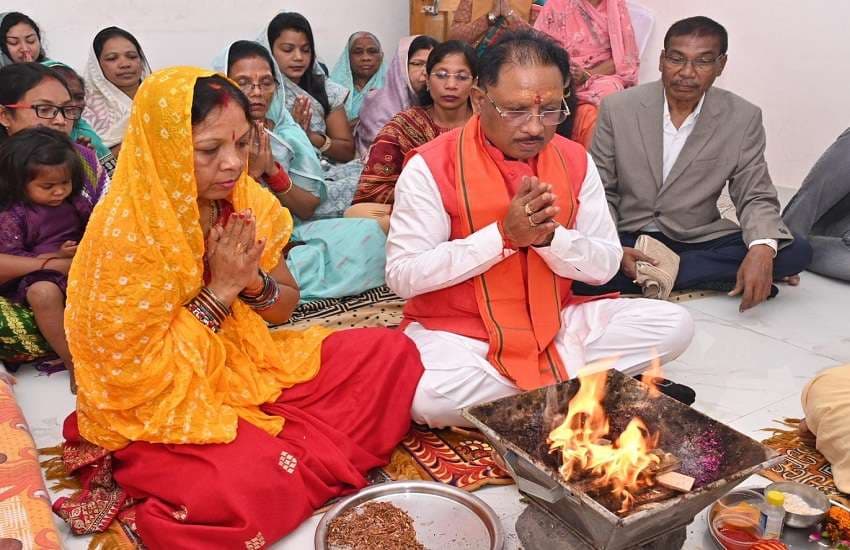 Oath Taking Ceremony in Chhattisgarh: CM साय ने किया शपथ ग्रहण से पहले पत्नी के साथ नवग्रह पूजन...