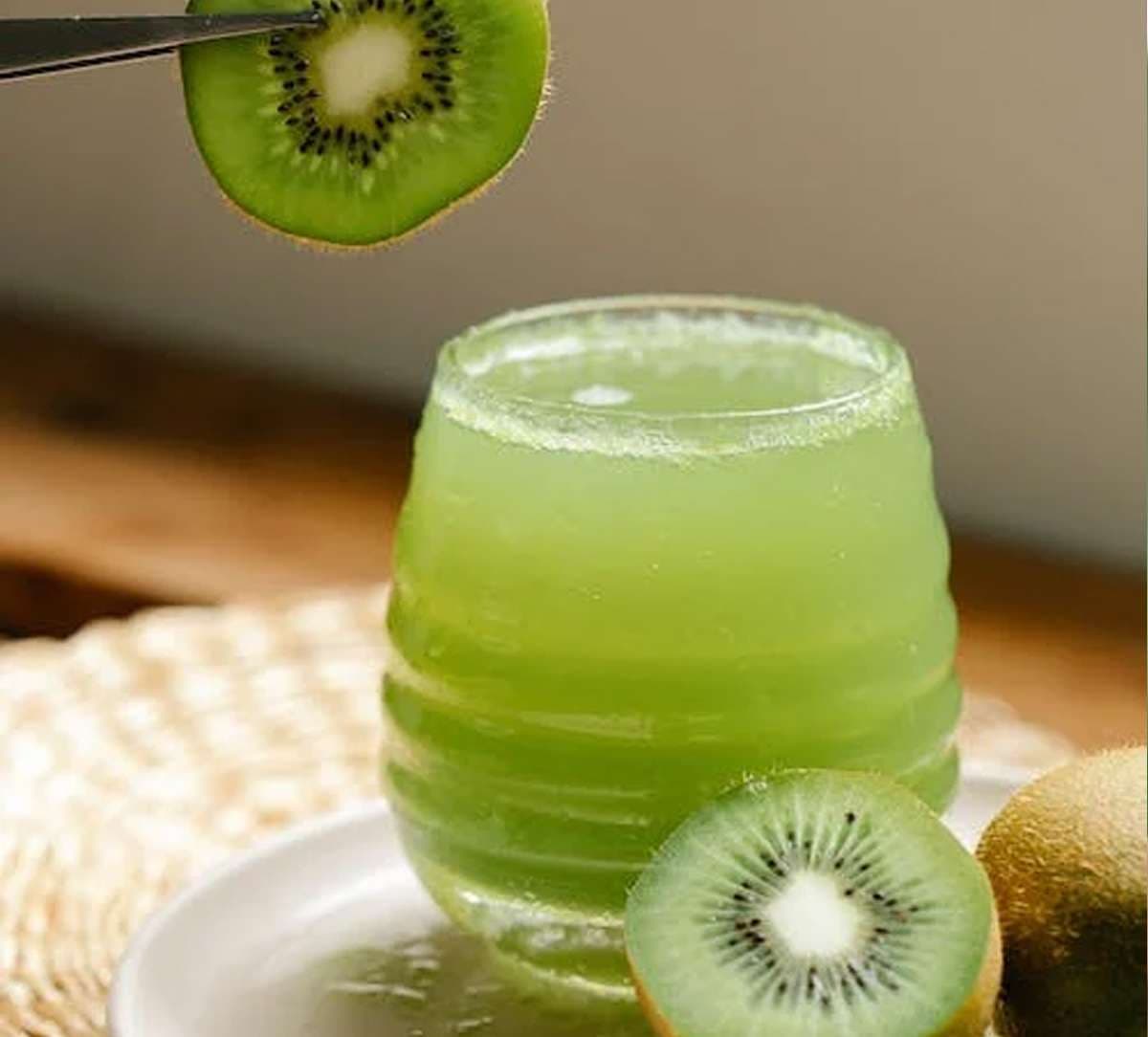 amazing-benefits-of-kiwi-ju.jpg